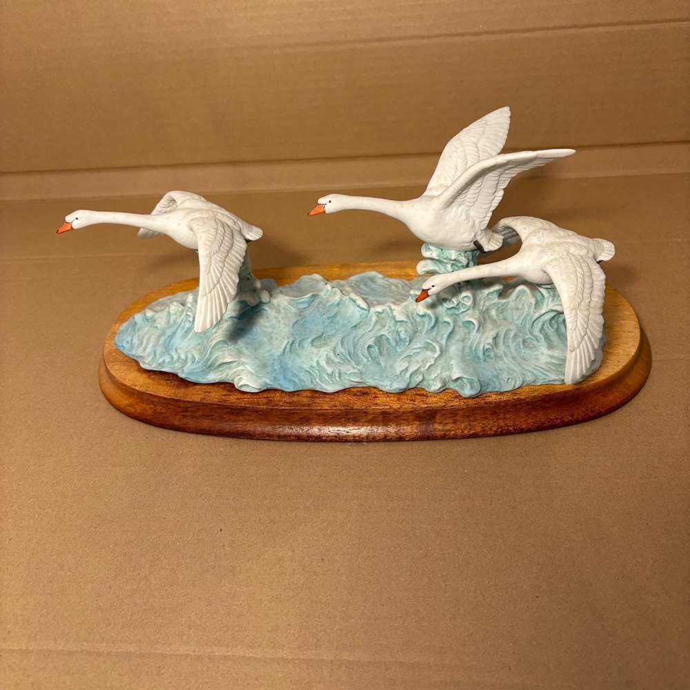 Andrea by Sadek "Swans" by Andrea 6576 Japan w Detached Base Approx 10" x‎ 5"